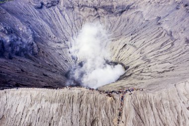 Bromo yanardağ kalabalık turist yürüyüş krateri