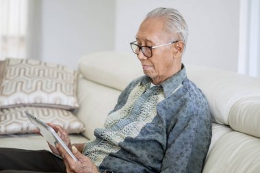 Mutlu yaşlı adam hemşiresi ile konuşuyor