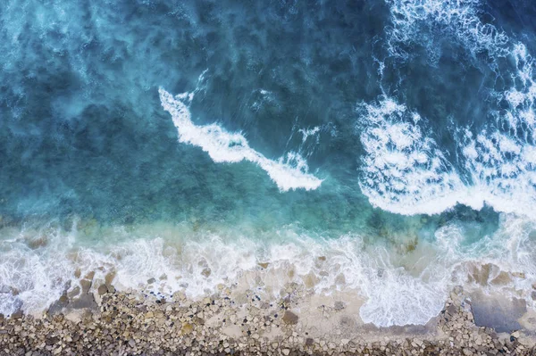 Берегова лінія з камінням і мокрими хвилями — стокове фото