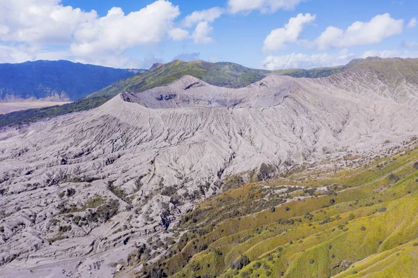 蓝天下的布罗莫火山火山口 — 图库照片