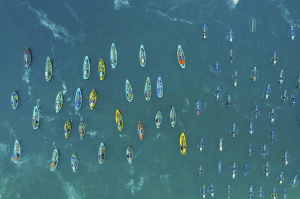 Barcos de pesca abarrotados navegando en la playa de Papuma — Foto de Stock