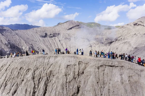 Turista abarrotado visitando el cráter del volcán Bromo —  Fotos de Stock