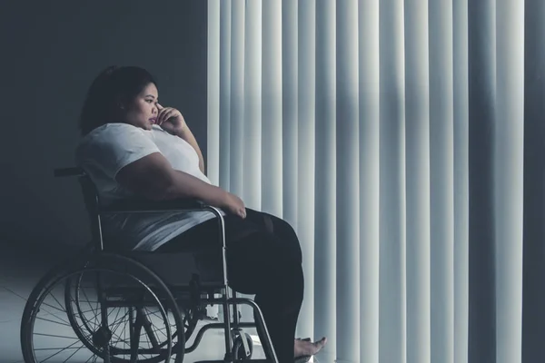 Mujer obesa discapacitada se ve pensativa — Foto de Stock