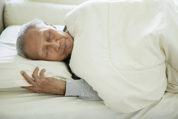 Gelukkige bejaarde man praat met zijn verpleegster — Stockfoto