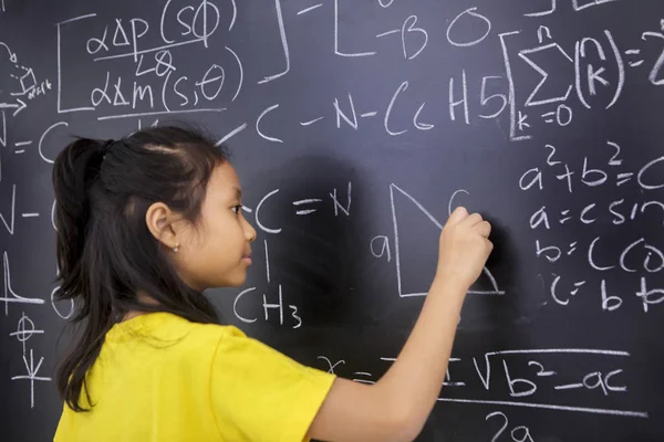 Niña feliz mostrando sus bíceps — Foto de Stock