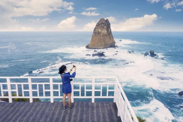 Female tourist takes photo of Tanjung Papuma beach — Stock Photo, Image