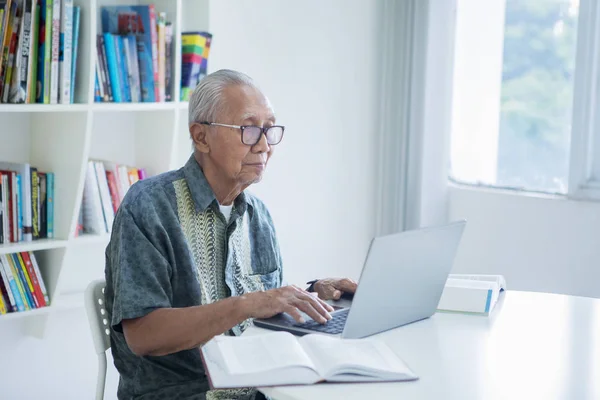 Heureux vieil homme parlant avec son infirmière — Photo