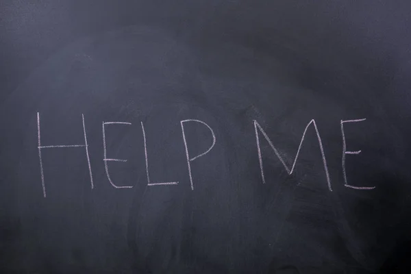 Help me Word geschreven op een Blackboard — Stockfoto