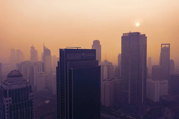 Hauts bâtiments pollués par l'air au coucher du soleil — Photo