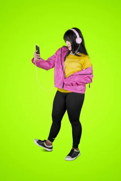 Bailarina de hip-hop tomando una foto selfie en el estudio — Foto de Stock