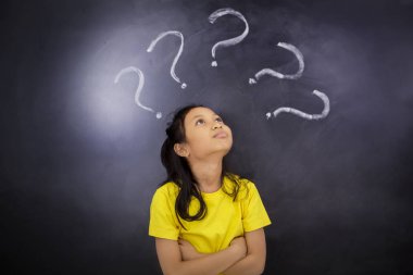 Nerdy kız öğrenci sınıfta onu pazı gösterir