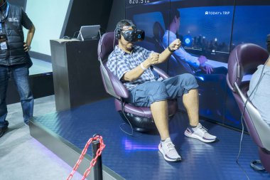 Erkek ziyaretçi Giias bir sürüş simülatörü test