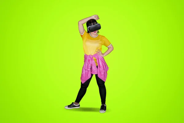 Хіп-хоп танцівниця з використанням гарнітури віртуальної реальності — стокове фото