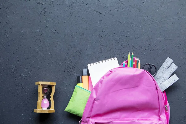 Reloj de arena con bolsa y útiles escolares — Foto de Stock