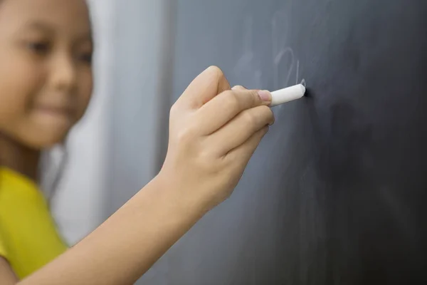 Nerdy schulmädchen shows sie bizeps im klassenzimmer — Stockfoto