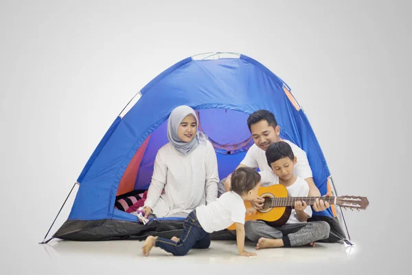 Muslimische Familie singt im Zelt mit Gitarre — Stockfoto