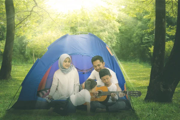 Famille musulmane chantant avec une guitare dans la tente — Photo