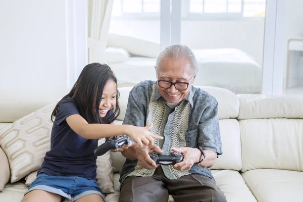 Seniorchef mit Tablet in der Bibliothek — Stockfoto