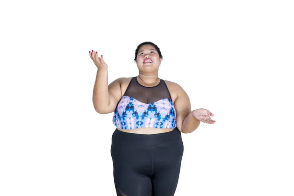 Donna sovrappeso in piedi con pose giocoleria — Foto Stock