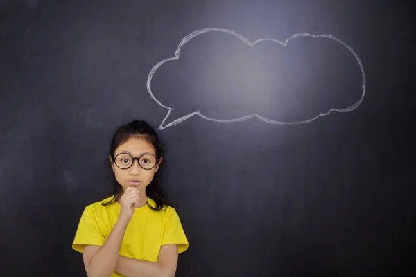 Schoolmeisje staat met tekst van wie ben ik — Stockfoto