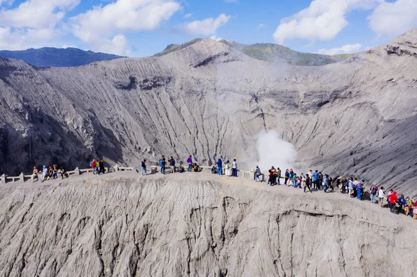 Personas que visitan un cráter del volcán Bromo —  Fotos de Stock