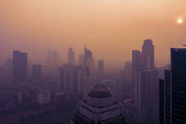 Hava kirliliği ile yüksek binaların silüeti
