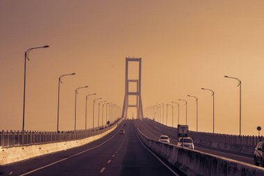 Suramadu paralı yol araba ile akşam karanlığı zaman
