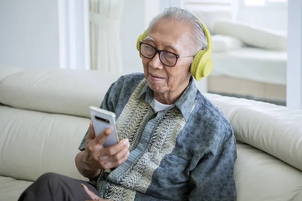 Seniorchef mit Tablet in der Bibliothek — Stockfoto