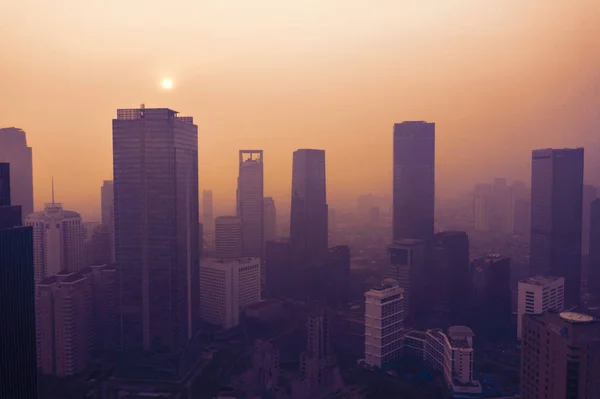 Silhouette de gratte-ciel avec pollution atmosphérique — Photo