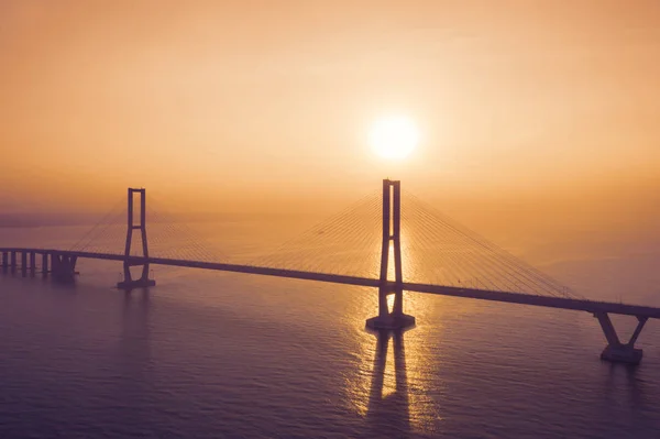 Silhouette du pont du Suramadu au coucher du soleil — Photo