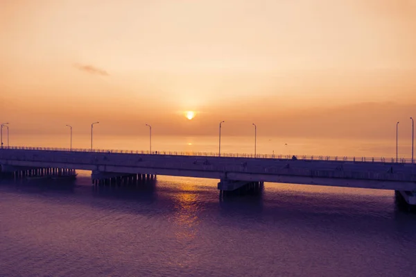 Silhouet van de Suramadu-brug in Oost-Java — Stockfoto