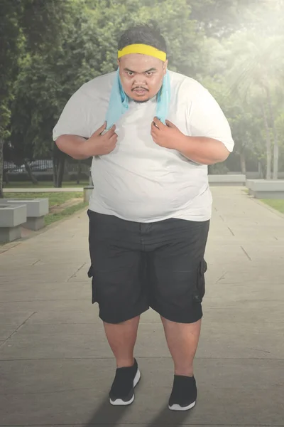 Tired obese man running in the park — Stock Photo, Image