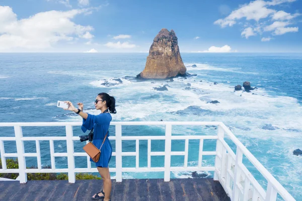 Tourist takes selfie in Tanjung Papuma beach — Stock Photo, Image