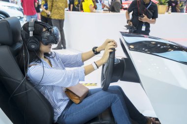 Bilinmeyen kadın çalışıyor Honda Sensing at Giias