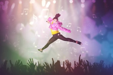Kadın şarkı ve konser aşamasında atlama