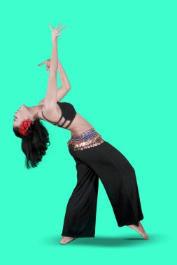 Bilinmeyen oryantal Dancer dans içinde the stüdyo