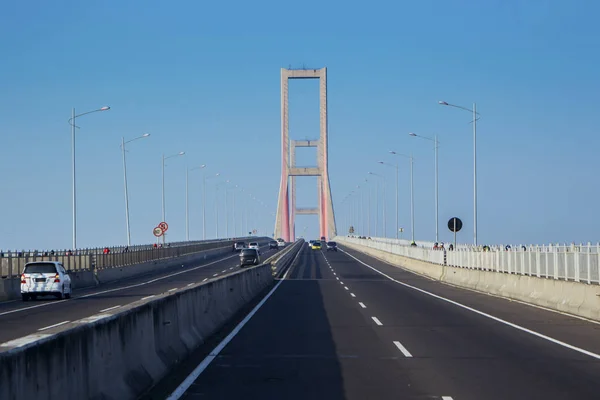 Voertuigen passeren langste brug in Indonesië — Stockfoto