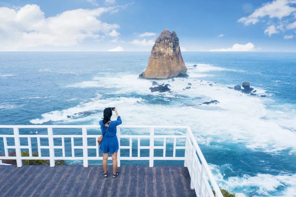 Mujer tomando fotos de la playa Tanjung Papuma —  Fotos de Stock