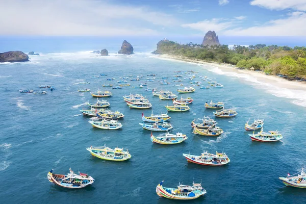 Wspaniała plaża Papuma z łodziami rybackim — Zdjęcie stockowe