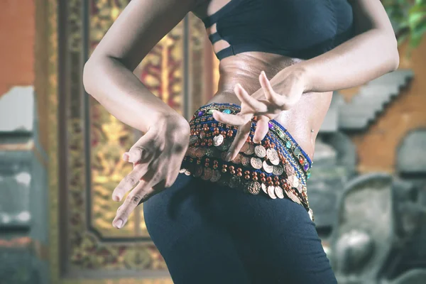 Dançarina do ventre desconhecida dançando no estúdio — Fotografia de Stock