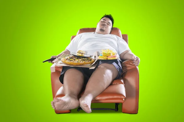 Unavený obézský muž v parku — Stock fotografie