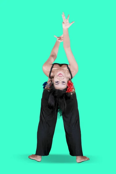 Unbekannte Bauchtänzerin tanzt im Studio — Stockfoto