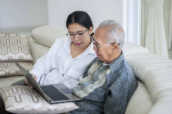 O tânără își învață tatăl să folosească un laptop — Fotografie, imagine de stoc