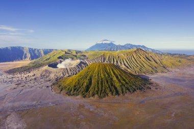 Mavi gökyüzünün altındaki güzel Bromo Dağı zirvesi