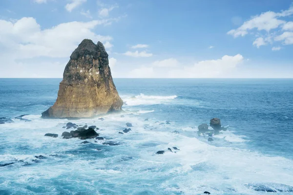 Büyük bir kaya ile güzel papuma Plajı — Stok fotoğraf