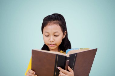 Düşünceli kız öğrenci bir sınıfta karalamalar bakarak