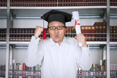 Mutlu adam el ve diploma yükselterek