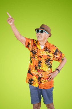 Kütüphanede dijital tablet kullanan yaşlı adam