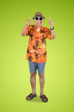 Kütüphanede dijital tablet kullanan yaşlı adam