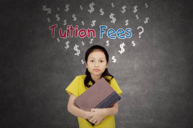 Düşünceli kız öğrenci bir sınıfta karalamalar bakarak